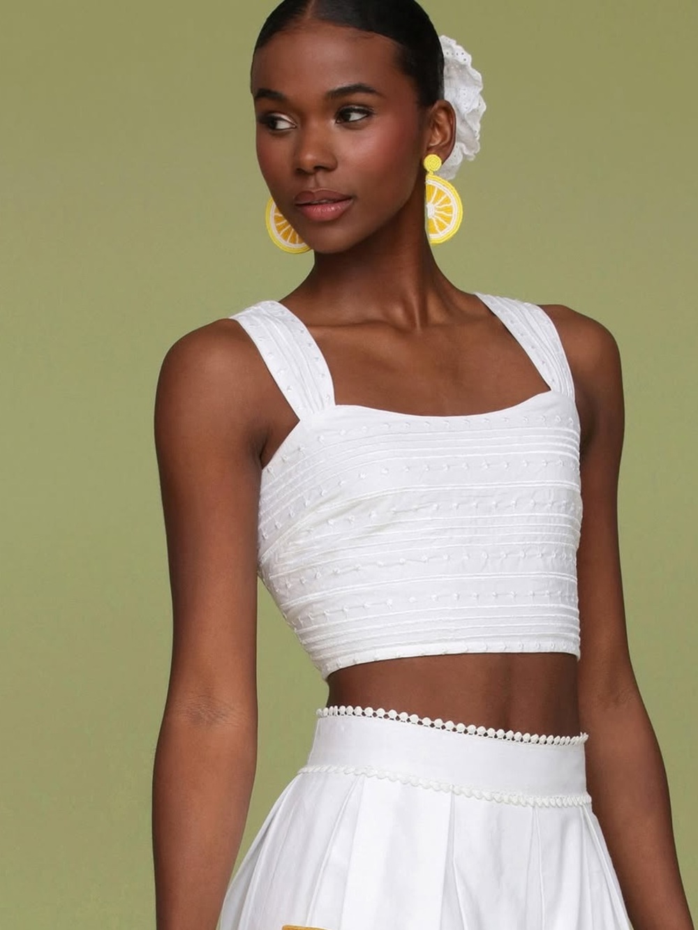 62. Avec les filles White Square Neck Cropped Tank Top -